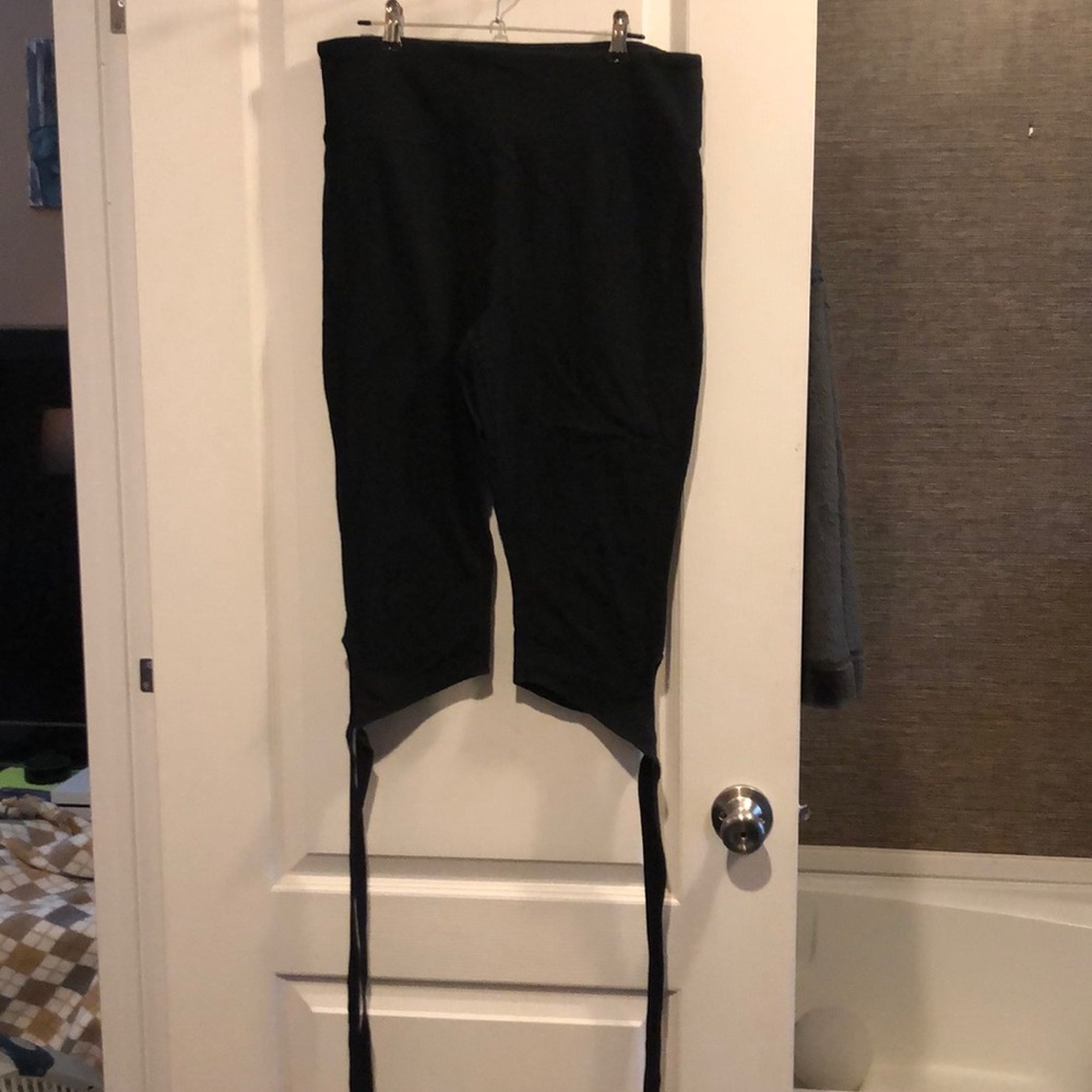 Black twist capri leggings